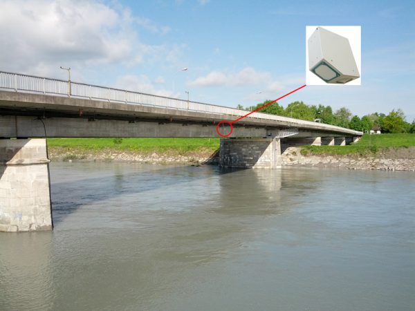 Thiết bị đo vận tốc, lưu lượng và mực nước RQ-30 lắp đặt trên thành cầu
