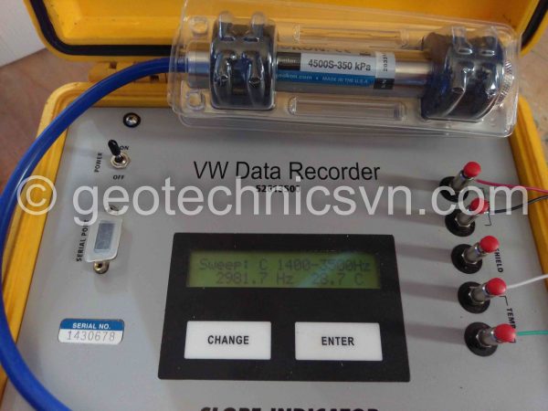 Kiểm tra thiết bị đo áp lực nước Piezometer bằng máy Data Recorder