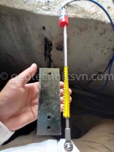 Lắp đặt thiết bị đo biến dạng khe hở Crackmeter