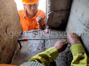 Lắp đặt thiết bị đo biến dạng khe hở Crackmeter