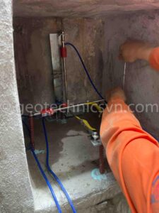 Lắp đặt thiết bị đo biến dạng khe hở Crackmeter