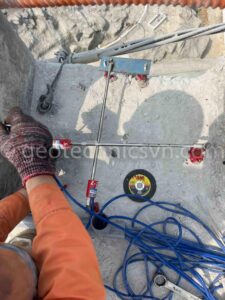 Lắp đặt thiết bị đo biến dạng khe hở Crackmeter