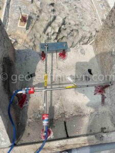 Lắp đặt thiết bị đo biến dạng khe hở Crackmeter