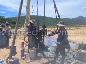 Lắp đặt thiết bị quan trắc áp lực nước lỗ rỗng Piezometer